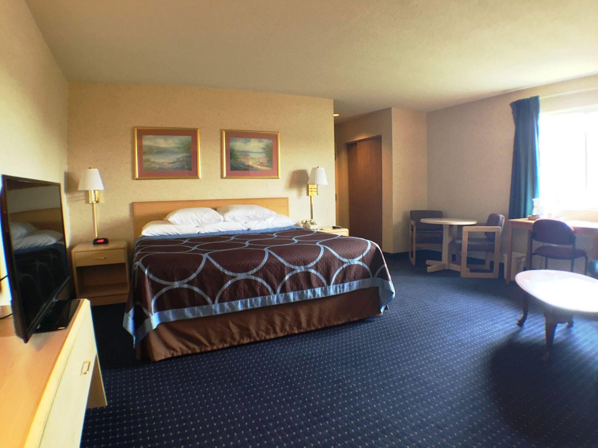 Super 8 By Wyndham Hotel