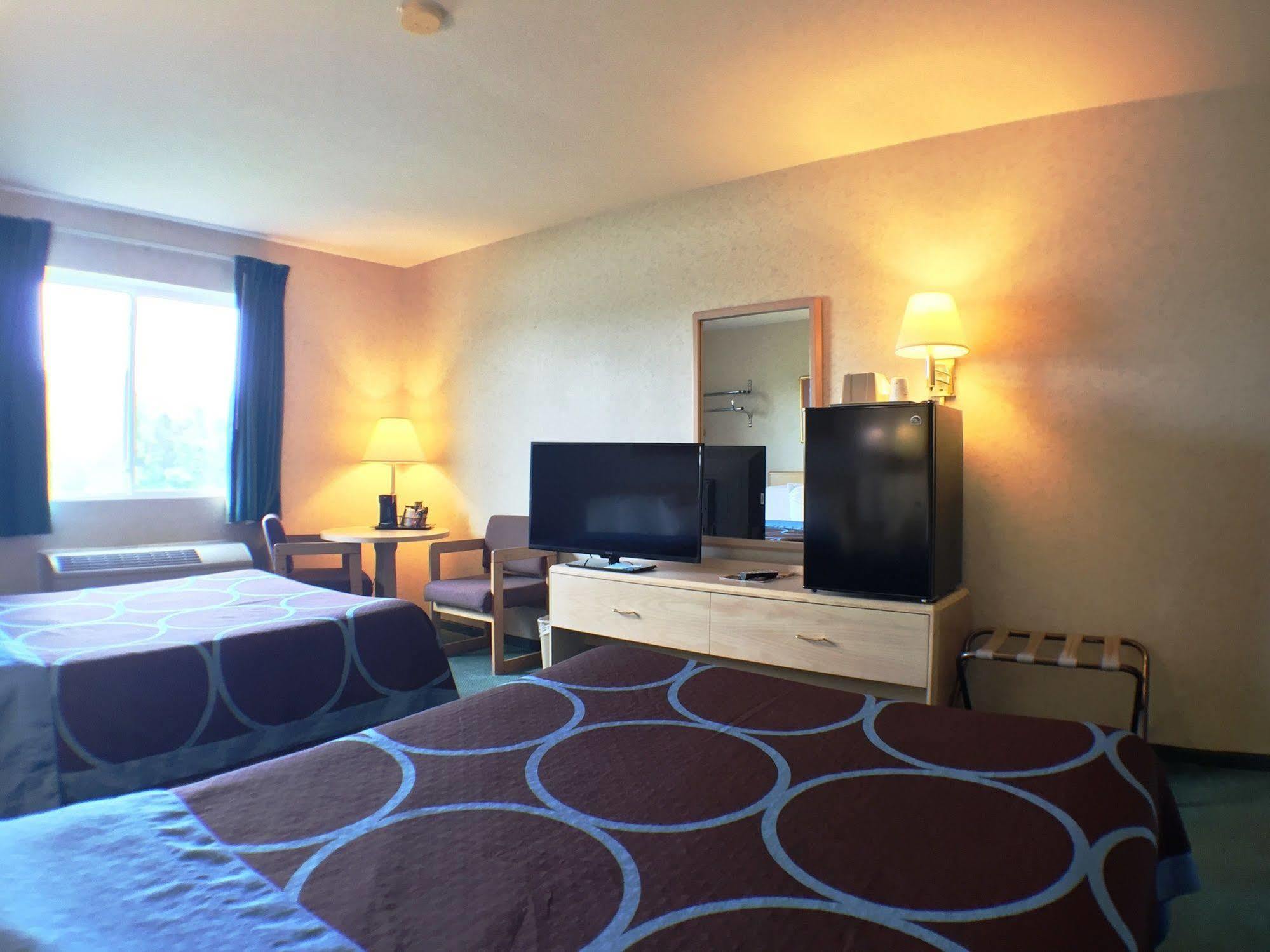 Super 8 By Wyndham Hotel 2*